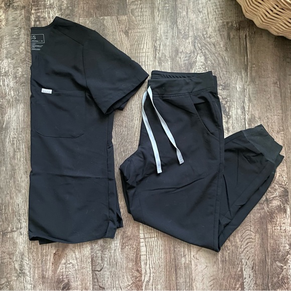 FIGS Scrubs Set - Black - Picture 1 of 5